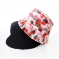 Détail du chapeau bob réversible avec face noire et imprimé floral pour style urbain. - Style 35
