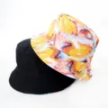 Vue détaillée du chapeau bob réversible avec côté noir et imprimé abstrait coloré. - Style 36