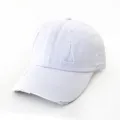 Vue détaillée de la casquette de baseball blanche déchirée avec bords frangés et tissu. - Adulte 55-58cm / Blanc