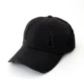 Gros plan sur les details de la casquette noire destroy pour un look ete decontracte. - Adulte 55-58cm / Noir