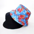 Bob réversible avec un côté noir uni et un imprimé abstrait bleu pour un style urbain quotidien. - Style 39