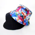 Chapeau bob réversible avec un côté noir uni et un design coloré à impression numérique. - Style 40