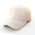 Vue détaillée de la casquette de baseball beige vieillie, tissu en coton avec déchirures. - Adulte 55-58cm / Blanc Cassé