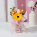 Handgemaakte gehaakte zonnebloem boeket cadeaubox met pluisbloemen voor lerarendag. - Emmer voor Dag van de leraar met oranje zeepbloem-zonnebloem