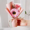 Handheld mini roze zonnebloemboeket met gipskruid en roze inpakpapier - Zonnebloem / Roze Zonnebloem met Gypsophila