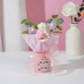 Handgemaakt gehaakt bloemenboeket in roze pot met geschenklint, perfect cadeau voor lerarendag. - Lerarendag emmer met paarse zeepbloem anjers