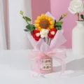 Handgemaakte gehaakte zonnebloem boeket in roze emmer, lerarendag cadeau bureaudecoratie. - Lerarendag Emmer Boeket / Rood