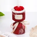 Vista detallada del mini ramo de rosas de jabon de regalo con etiqueta y cinta decorativa. - Rojo