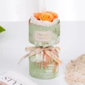 Primer plano de detalle de mini ramo de rosas de jabón con envoltorio verde y cinta. - Champaña Borgoña Claro