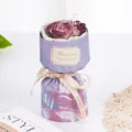 Mini ramo de rosas de jabón en envoltorio cilíndrico morado con cinta regalo para el día de San Valentín. - Ciruela Borgoña