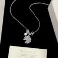 Dettaglio elegante di collana in argento con ciondolo a margherita in cristallo e perla - Collana con Ciondolo a Margherita (R3056)