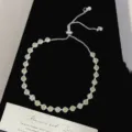Vista detallada de una pulsera ajustable con piedras de circonita amarilla brillantes. - Cordón ajustable / Verde Brote