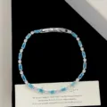 Eleganter Armband mit blauen rechteckigen Zirkonia-Steinen auf einer Geschenkkarte - Quadratischer Edelstein Stil (R2276) / Blau