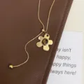 Elegante collana con pendente a margherita dorata e pietra occhio di tigre su catena serpente - Collana con Fiori Dorati (R5521)