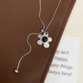 Elegante collana con ciondolo a margherita in argento e pietra nera su catena a serpente - Collana con Fiori Argentati (R5554)