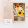 Elegante bouquet di fiori di sapone girasole e rosa in una scatola rosa con borsa coordinata - Carta Verde Girasole