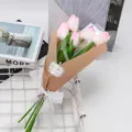 Gros plan d'un bouquet de tulipes roses avec emballage papier et ruban dentelle - Bouquet de 5 Tulipes (Dégradé Rose Clair) / Lot de 5 Fleurs
