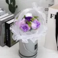 Vue détaillée d'un bouquet de fleurs de savon violettes dans une bulle en acrylique - 混搭紫+灯(无袋子)