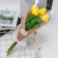 Gros plan d'un bouquet de tulipes jaunes dans un emballage kraft avec nœud en dentelle. - Bouquet de 5 Tulipes (Jaune) / Lot de 5 Fleurs
