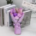 Elegante juego de ramo de flores de jabón morado con rosa y clavel en una bolsa de regalo - Pack de 3 (Con Luz LED y Bolsa de Regalo) / Púrpura