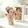 Bouquet d'une seule rose de savon pêche avec coffret cadeau blanc à fenêtre - Café Clair