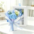 Élégant bouquet de roses en savon bleu dans une boîte cadeau blanche avec ruban - Bleu