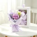 Élégant bouquet de roses de savon violettes dans une boîte cadeau blanche avec fenêtre - Violet