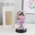 Détail de cloche en verre de fleurs éternelles avec bouquet d'œillets violets et guirlande LED. - Oeillet Violet