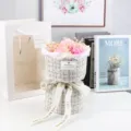 Detailansicht des rosa Seifenblumenstraußes in Tweed-Hülle mit Love Is Eternal-Band. - Tweed Pink Mixed Bouquet