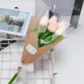 Gros plan d'un bouquet de tulipes roses artificielles emballé avec un nœud en dentelle - Bouquet de 5 Tulipes (Rose Champagne) / Lot de 5 Fleurs