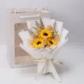 Schöner Sonnenblumen und Schleierkraut Trockenblumen Blumenstrauß mit Geschenktüte. - Weiß