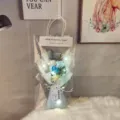 Detailweergave van zeepbloemboeket in transparante tas met LED-verlichting - 5 Bloemen Gemengd Met Tas (Geen Licht) / 1 Stuk / Blauw
