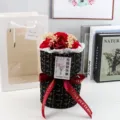 Detalle de claveles y rosas de jabón en una caja de regalo de tweed para el Día de la Madre - Ramo Mixto Rojo Tweed (Con Tarjeta del Día de la Madre)