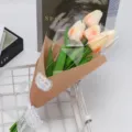 Gros plan d'un bouquet de tulipes artificielles en papier kraft avec un nœud en dentelle. - Bouquet de 5 Tulipes (Champagne) / Lot de 5 Fleurs