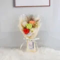 Detailopname van een boeket zeepbloemen met kleurrijke rozen, anjers en drooggras - Champagne