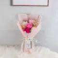 Boeket van zeeprozen en anjers met Moederdagkaart op een witte bontondergrond - 5 Bloemen Gemengd Met Tas (Geen Licht) / 1 Stuk / Roze