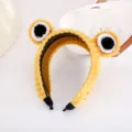 Vue détaillée du joli serre-tête tricoté jaune avec yeux de grenouille, texture douce. - Réglable / Jaune