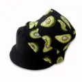 Gros plan détaillé du chapeau bob réversible tendance avec un imprimé avocat amusant et noir uni. - Avocat Noir