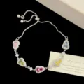 Detalle de una pulsera de calabaza plateada con gemas de colores y cristales pavé - R5750 Pulsera Calabaza Colorida Tono Plata