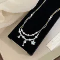 Primo piano della collana retrò a doppio strato con chiave e fiore di diamante - Stile Doppia Layer Chiave Fiore (R2499) / Blu