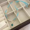 Dettaglio collana a strati con perle d'acqua dolce e ciondolo turchese quadrato - Set di Collane di Perline a Doppio Strato (R2969) / Confezione da 2