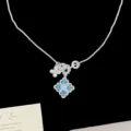 Vista dettagliata della collana d'argento con ciondolo a fiore in zircone blu e perle - Collana Fiore a Quattro Foglie in Zirconia Blu (R5793)