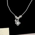 Dettaglio ravvicinato di una collana d'argento con ciondolo a quadrifoglio e zirconi - Collana Fiore a Quattro Foglie in Zirconia Bianco (R0228)