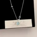 Elegante collana a stella in argento con pendenti in zircone azzurro su un supporto nero - Collana Stella Blu (R2155) / Blu