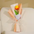 Kunstmatige tulp bloemen boeket cadeau met inpakpapier en strik voor decoratie. - Zonsondergang Rood