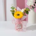 Handgemaakte gebreide zonnebloem bloemenboeket geschenkdoos met emmer voor lerarendag viering. - Emmer voor Dag van de leraar met gele zeepbloem-zonnebloem