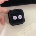 Macro di eleganti orecchini a lobo in zirconia lavanda in una scatola per gioielli nera. - Orecchini a Bottone con Rosa Viola (R1968)