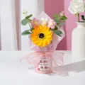 Mooie handgemaakte gebreide zonnebloem boeket geschenkdoos voor de dag van de leraar - Emmer voor Dag van de leraar met roze zeepbloem-zonnebloem