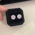 Primo piano di orecchini in zirconia rosa con taglio a rosa in una scatola regalo. - Orecchini a Bottone con Rosa Rosa (R1979)