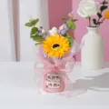 Handgemaakte gehaakte zonnebloem boeket geschenkdoos, schattige gebreide bloemstuk. - Bloemenemmer voor Lerarendag met zeepzonnebloemen in het paars